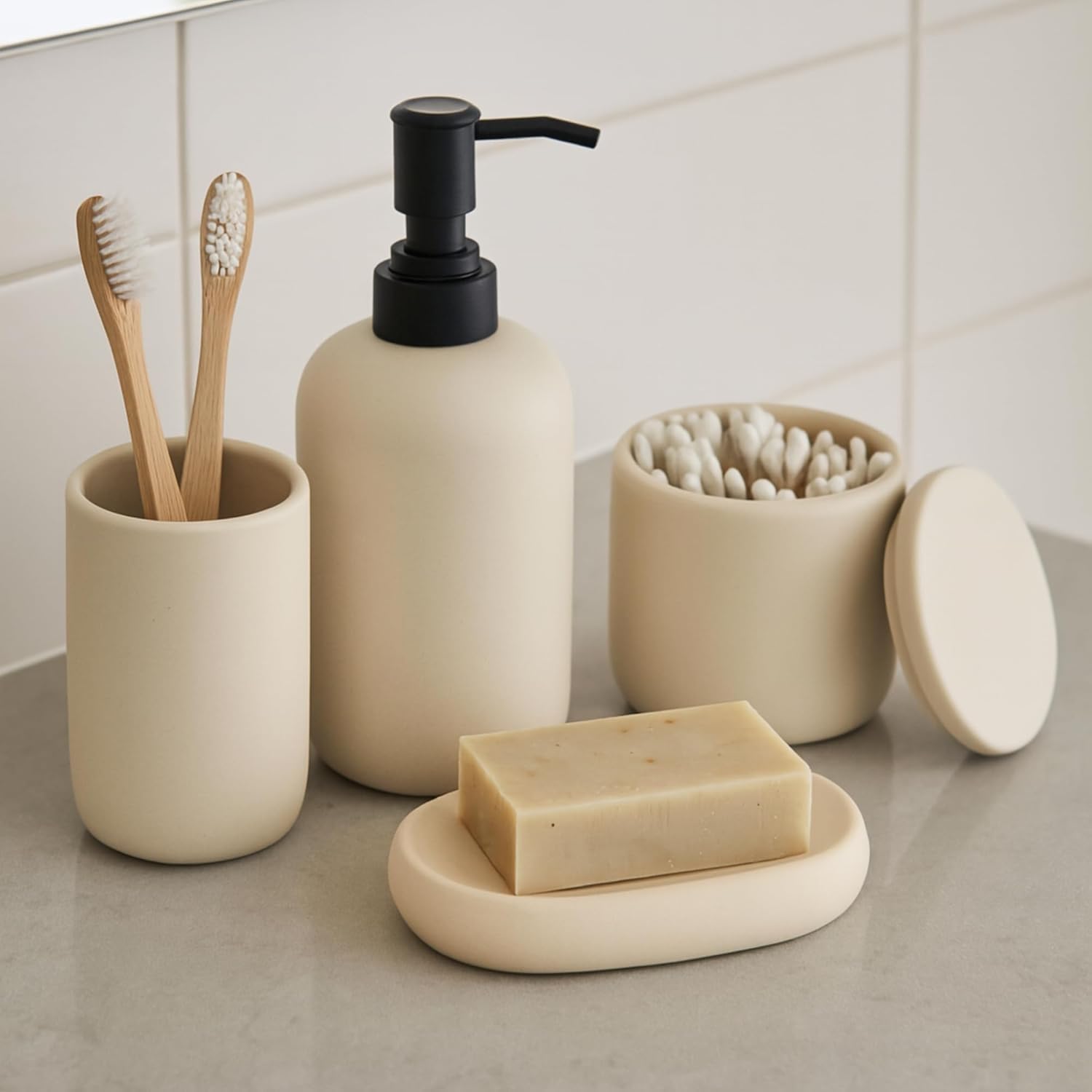 Ava Nord Ensemble d'Accessoires de Salle de Bain en Céramique – 4 pièces | Distributeur de Savon, Porte-Brosses à Dents, Porte-Savon et Pot à Cotons-Tiges | Design Scandinave Minimaliste (Beige)