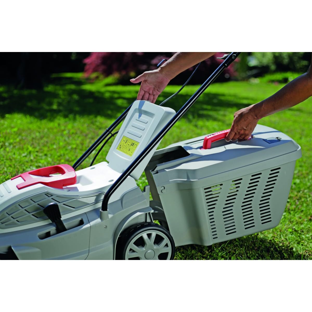 IKRA tosaerba elettrico IERM 1638 U, scatola di raccolta 45l, larghezza di taglio 38cm, altezza di taglio regolabile in 5 posizioni 25–65mm