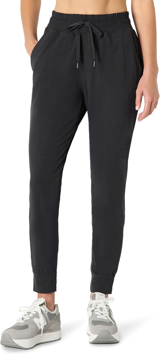 Amazon Essentials Women's Athletic Soft Performance Lightweight Cropped Capri Workout Jogger Sweatpants