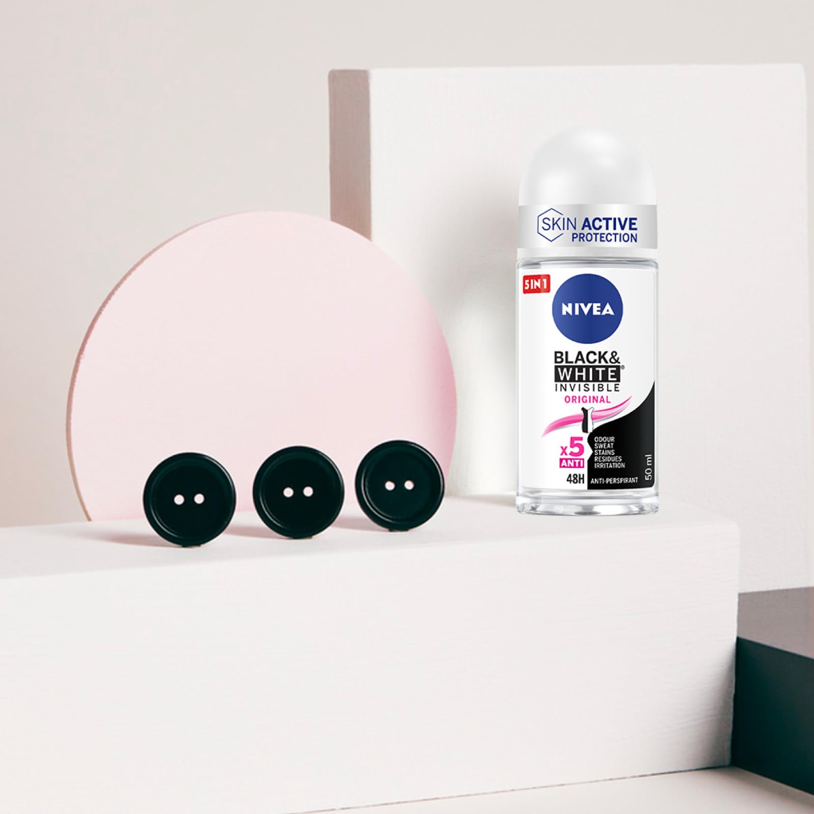 Nivea Black & White Invisible Original Roll-On dezodorant antyperspirant 48 h ochrona przed nieprzyjemnym zapachem potu i plamy pozostałości podrażnień - 12 butelek po 50 ml