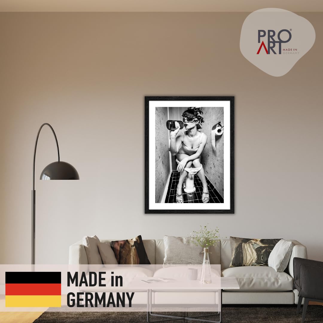 Pro-Art Gerahmtes Bild 50x70 cm – Frau auf Toilette – Lustiges Schwarz-Weiß WC-Wandbild mit Echtglas – Hochwertiger Druck – Handgefertigt in Deutschland