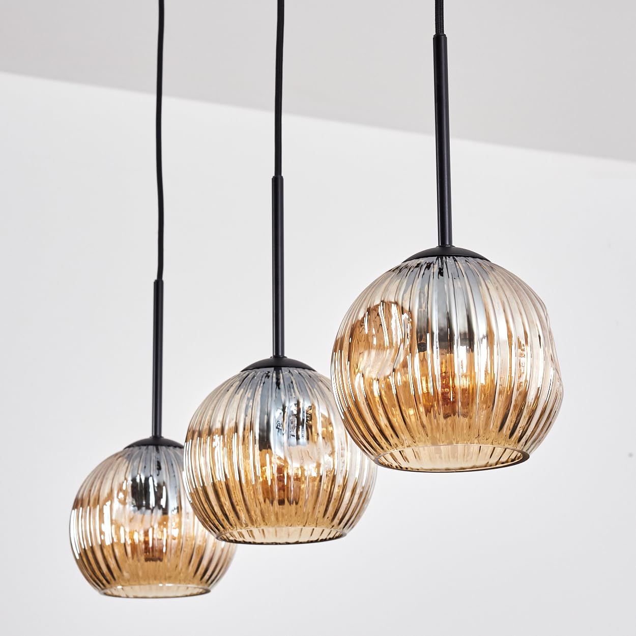 HOFSTEIN Hängeleuchte Ripoll, 3-flammige Hängelampe aus Metall/Riffelglas in Schwarz/Bernsteinfarben, Pendelleuchte im Retro/Vintage-Design (Schirme Ø 15 cm), E27, Esszimmer, Wohnzimmer, Küche