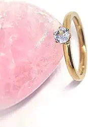 Anel Solitário em Aço Inox 316L, Dourado, com Zircônia 4mm, Design Elegante, Hipoalergênico, para Compromisso e Ocasiões Especiais