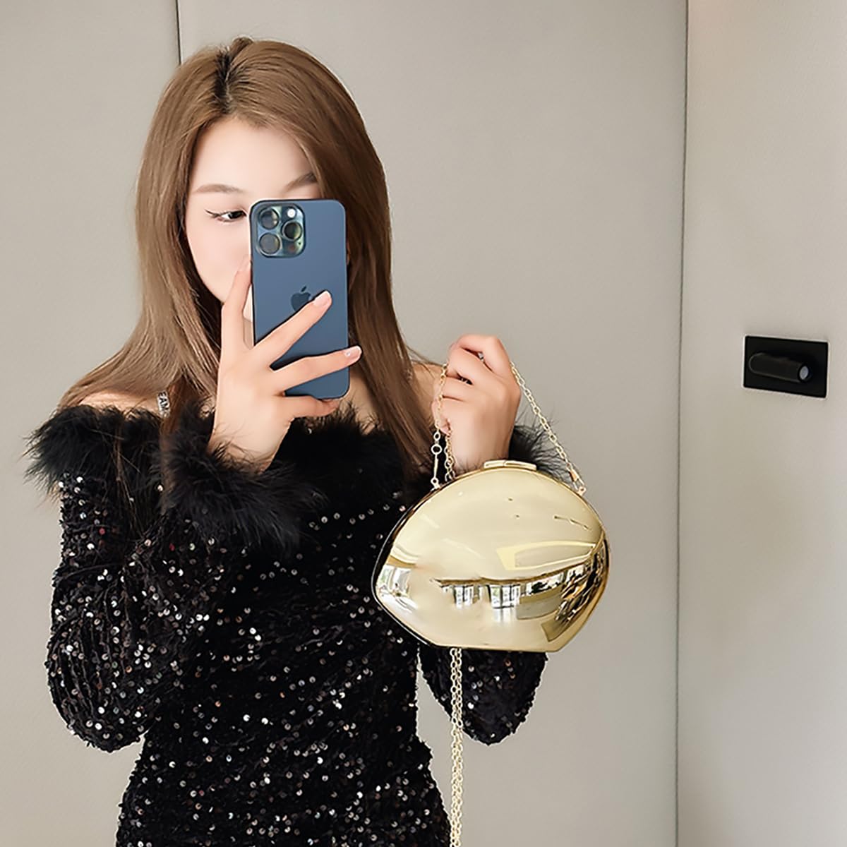 Bolsa Clutch Festa Feminina Dourada Acrílico Translúcido Relevo Mão Ombro Transversal Com Correntes Removíveis em promoção! Veja a oferta e mais achadinhos de Bolsas 6 Hoje é o melhor dia para comprar Bolsa Clutch Festa Feminina Dourada Acrílico Translúcido Relevo Mão Ombro Transversal Com Correntes Removíveis com aquele preço maroto! Promoção! Aproveite a oferta! 6