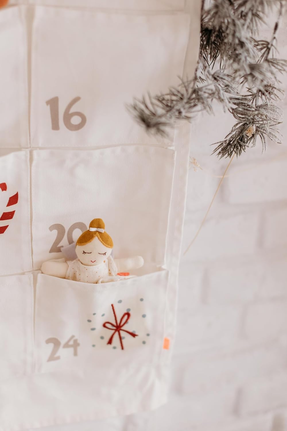 Kikadu Adventskalender – großer Stoff-Adventskalender zum Selber Befüllen, 24 Taschen, 100% GOTS Bio-Baumwolle, skandinavisches Design, naturfarben & bestickt, wiederverwendbar, Wandaufhänger