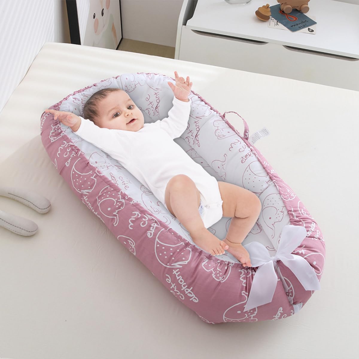 SONARIN Portable Reducteur de Lit Bébé,Nid Bébé Cocoon Nouveau-né Doux Respirant,Couffin de Voyage Nourrisson avec 100% Coton Housse Réversible Lavable,88 x 53 cm(Rose-Éléphant)