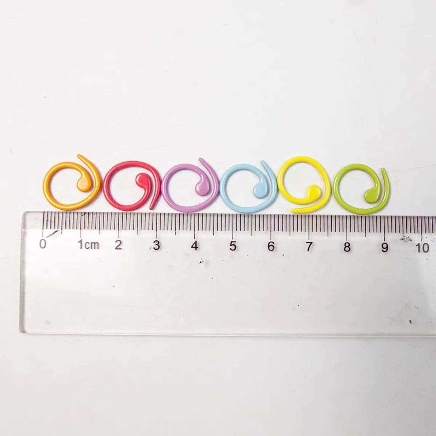 Molain Lot de 60 marqueurs de maille en alliage de zinc - 6 couleurs mélangées - Pour couture, tricot, crochet et bricolage Molain Lot de 60 marqueurs de maille en alliage de zinc - 6 couleurs mélangées - Pour couture, tricot, crochet et bricolage