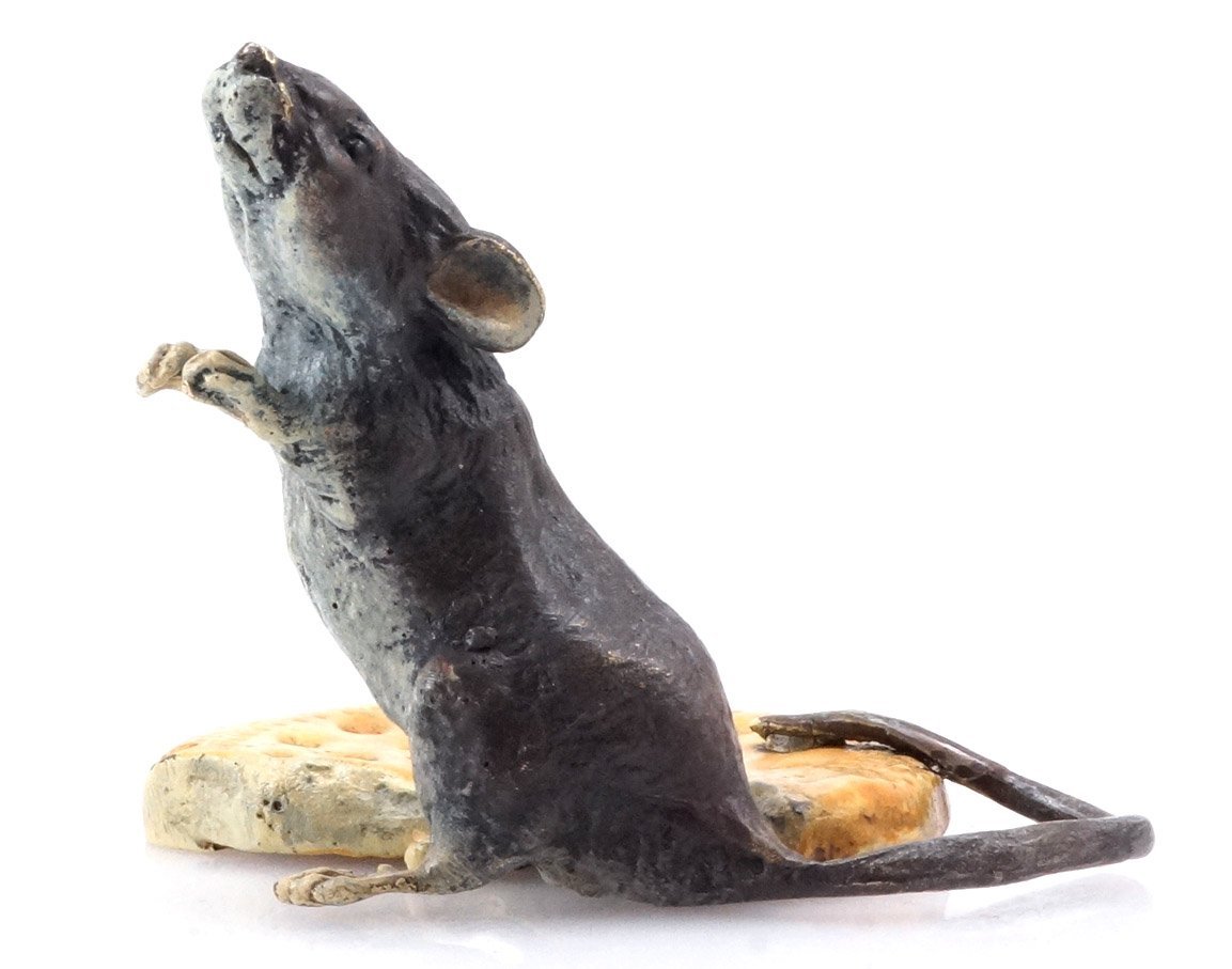 Kunst & Ambiente - Maus mit Biskuit - handbemalte Wiener Bronze - kultige Tierfigur im Retrolook - Dekostatue - Skulpturen online kaufen - Sammlerstück - Wohndeko für Innen