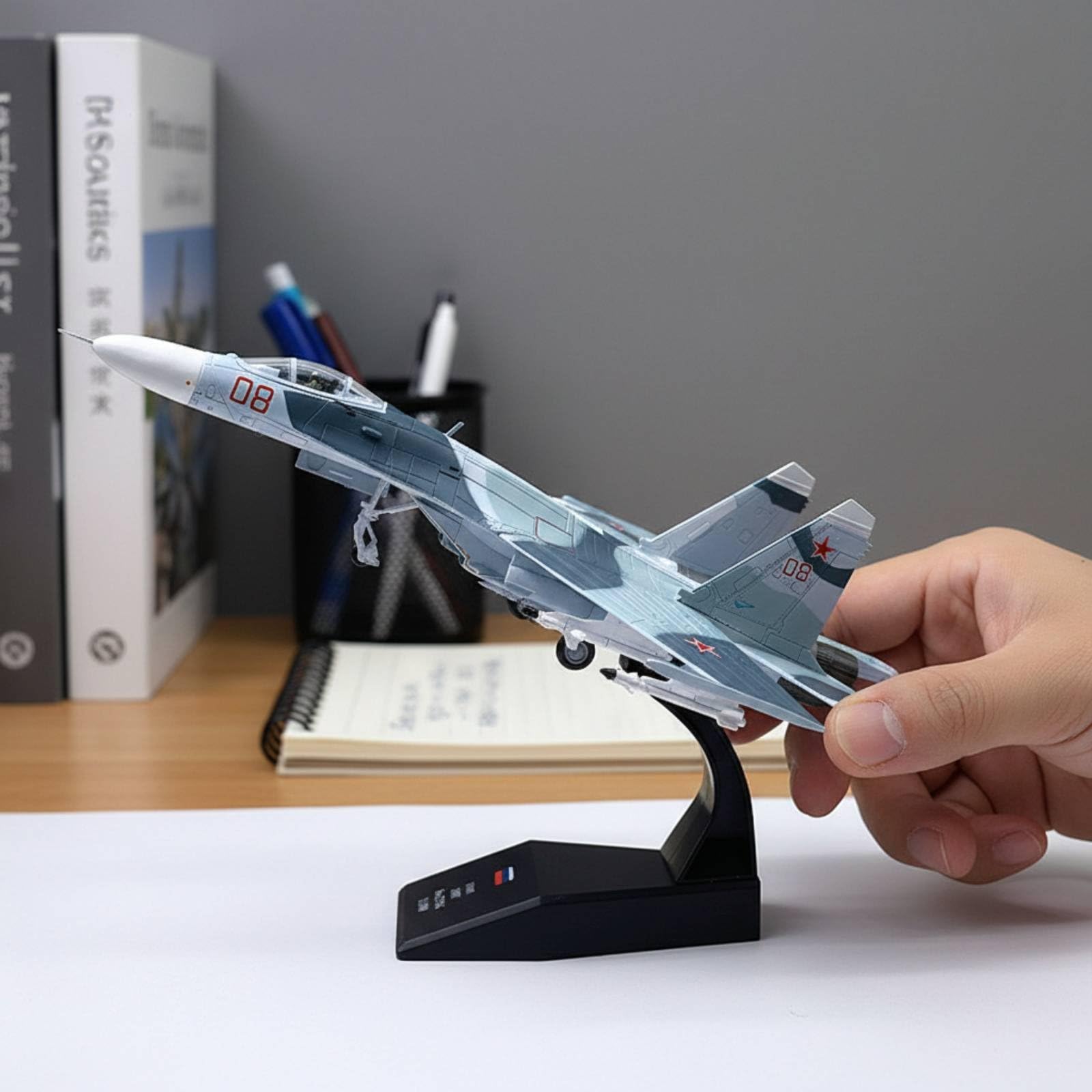 Aerei Militari Modello Aereo Caccia Jet da Combattimento Velivolo in Miniatura Aereo da Collezione con Base Espositiva E Postura Dinamica Fusoliera in