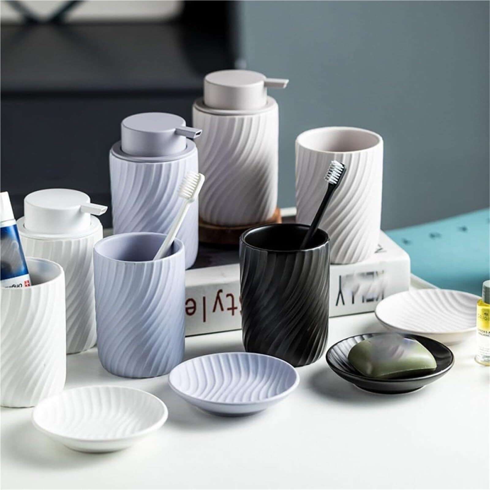 Set di accessori per il bagno 3-Piece Striped Includes 1 Aromatherapy Bottle/1 Cup Liquid Soap Dispenser Or Arredamento per gli affittuari