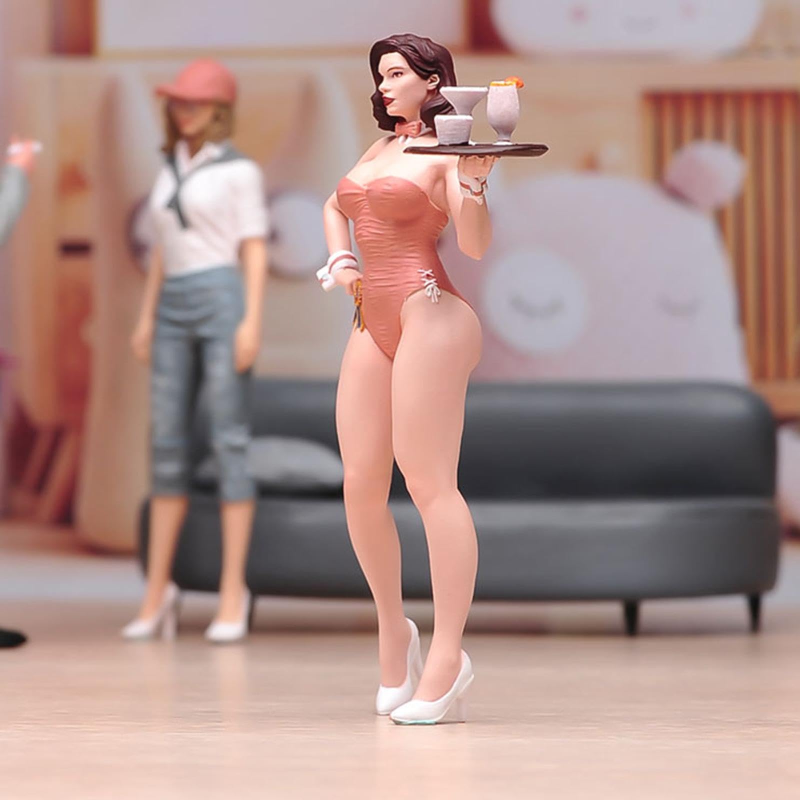 Maqueta a Escala 1:18 de Una Niña con Una Bandeja de Servir para Una Maqueta de Ferrocarril.