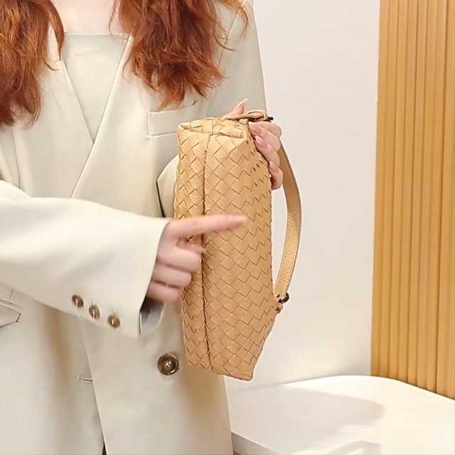 Bolso bandolera trenzado de cuero para mujer miniatura 7