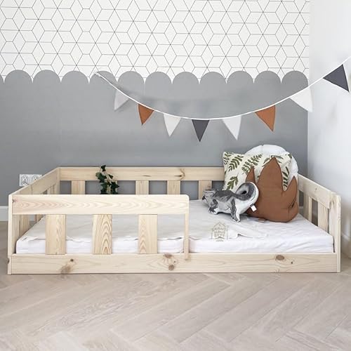 Skandi Hausbett Bodenbett 60x120 mit Rausfallschutz Naturholz - Bajo - Kinderbett 60x120 Kiefer Massiv - Stabiles Rausfallschutz Bett für Kinderzimmer - Gemütlich Rausfallschutz Bodenbett Skandi Hausbett Bodenbett 60x120 mit Rausfallschutz Naturholz - Bajo - Kinderbett 60x120 Kiefer Massiv - Stabiles Rausfallschutz Bett für Kinderzimmer - Gemütlich Rausfallschutz Bodenbett