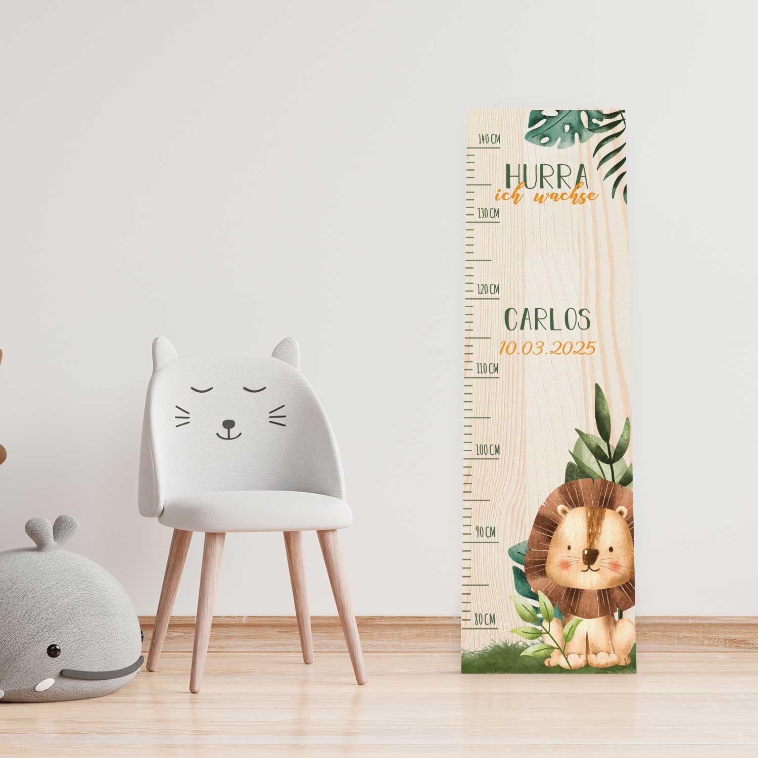 GRAVURZEILE Messlatte für Kinder aus Holz - Tiergruppe Safari - mit Namen für Kinderzimmer - Skala misst 80-140 cm - Größe 20 x 70 x 2 cm - Geschenk zur Geburt für Mädchen & Jungen - Löwe