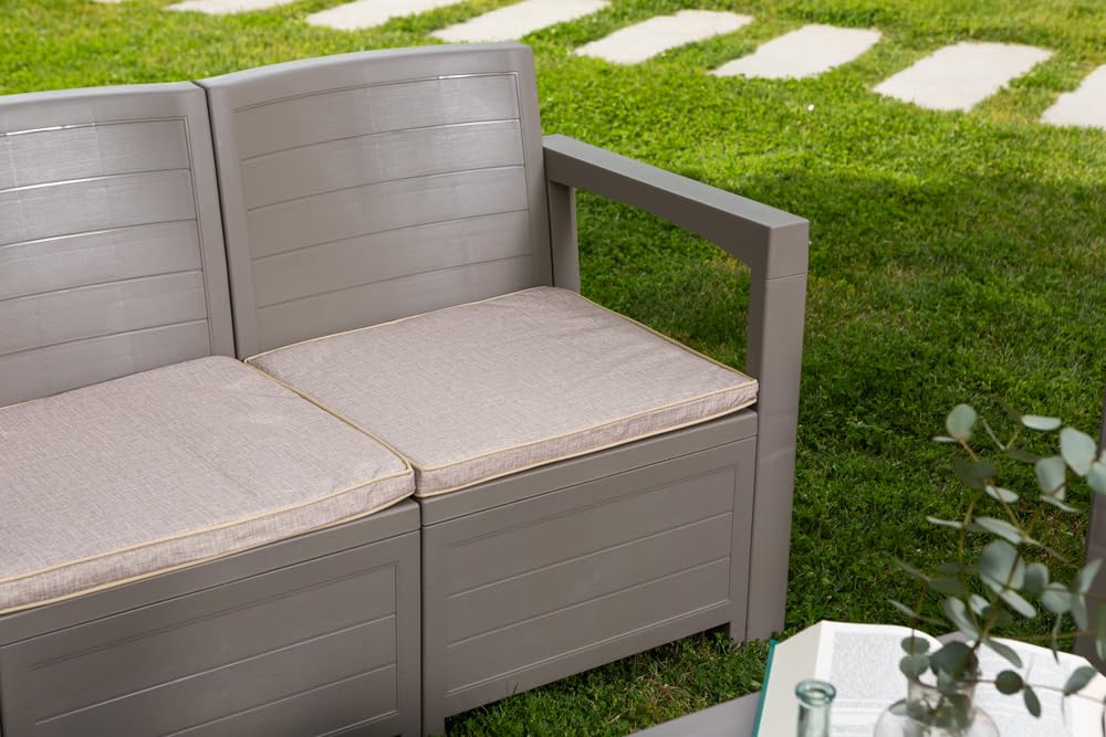 SIEDITI FUORI E DENTRO Set salottino da giardino, esterno 4 posti in resina polipropilene effetto legno con cusicni e tavolino contenitore Licata (Tortora)