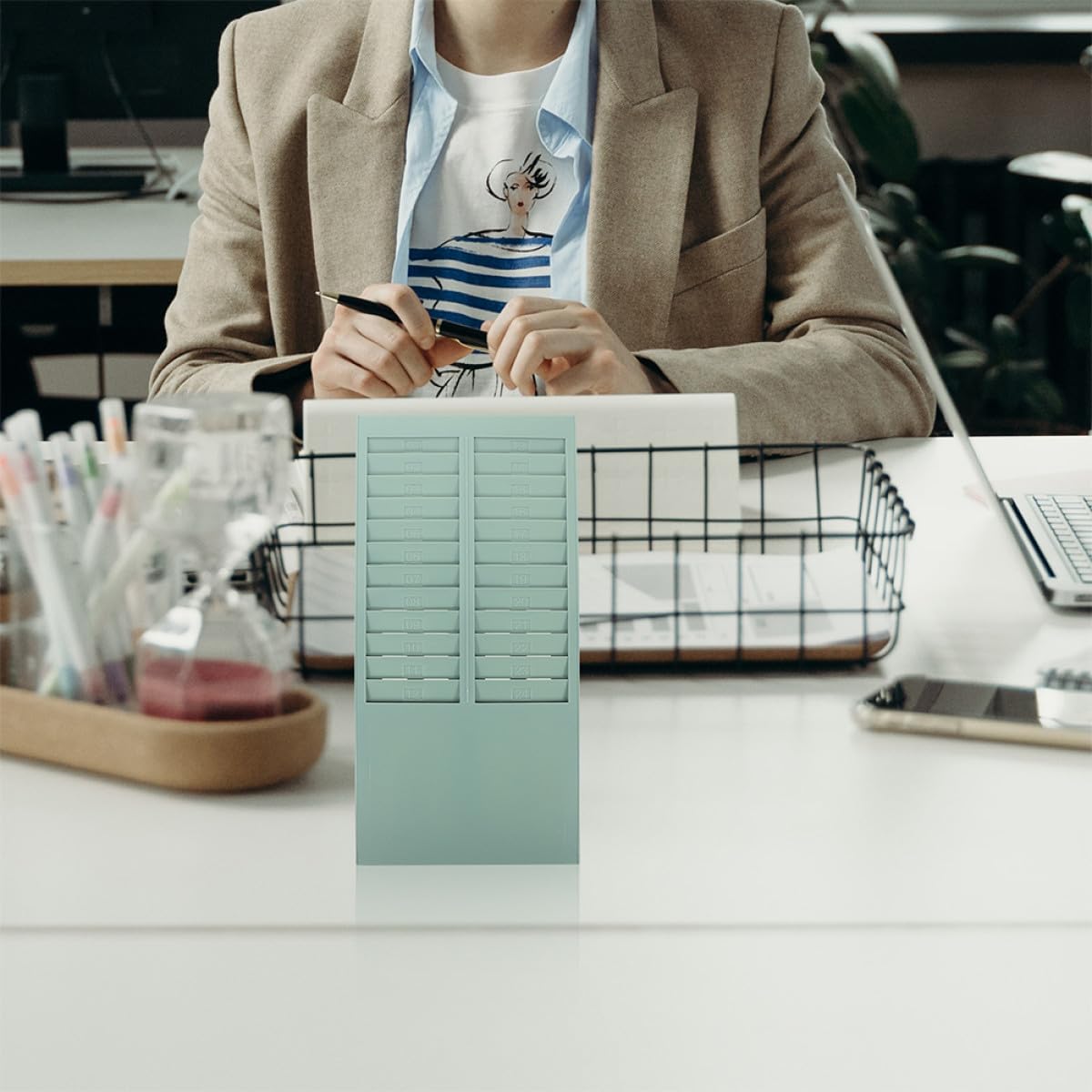 TEHAUX 2 Piezas Organizador de Tarjetas Vertical Ranuras Soporte Compacto para Tarjetas de Asistencia Fácil Instalación Resistente y Ligero para Oficinas y Gestión de Empleados