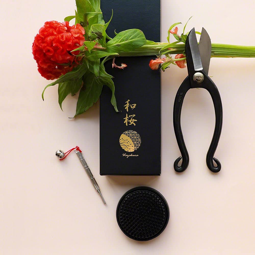 Wazakura 3 szt. japoński zestaw narzędzi Ikebana wykonany w Japonii, zestaw do rozmieszczenia kwiatowego [nożyczki Ikenobo + 61 mm okrągły czarny Kenzan + uchwyt do kwiatów narzędzie do pielęgnacji ]