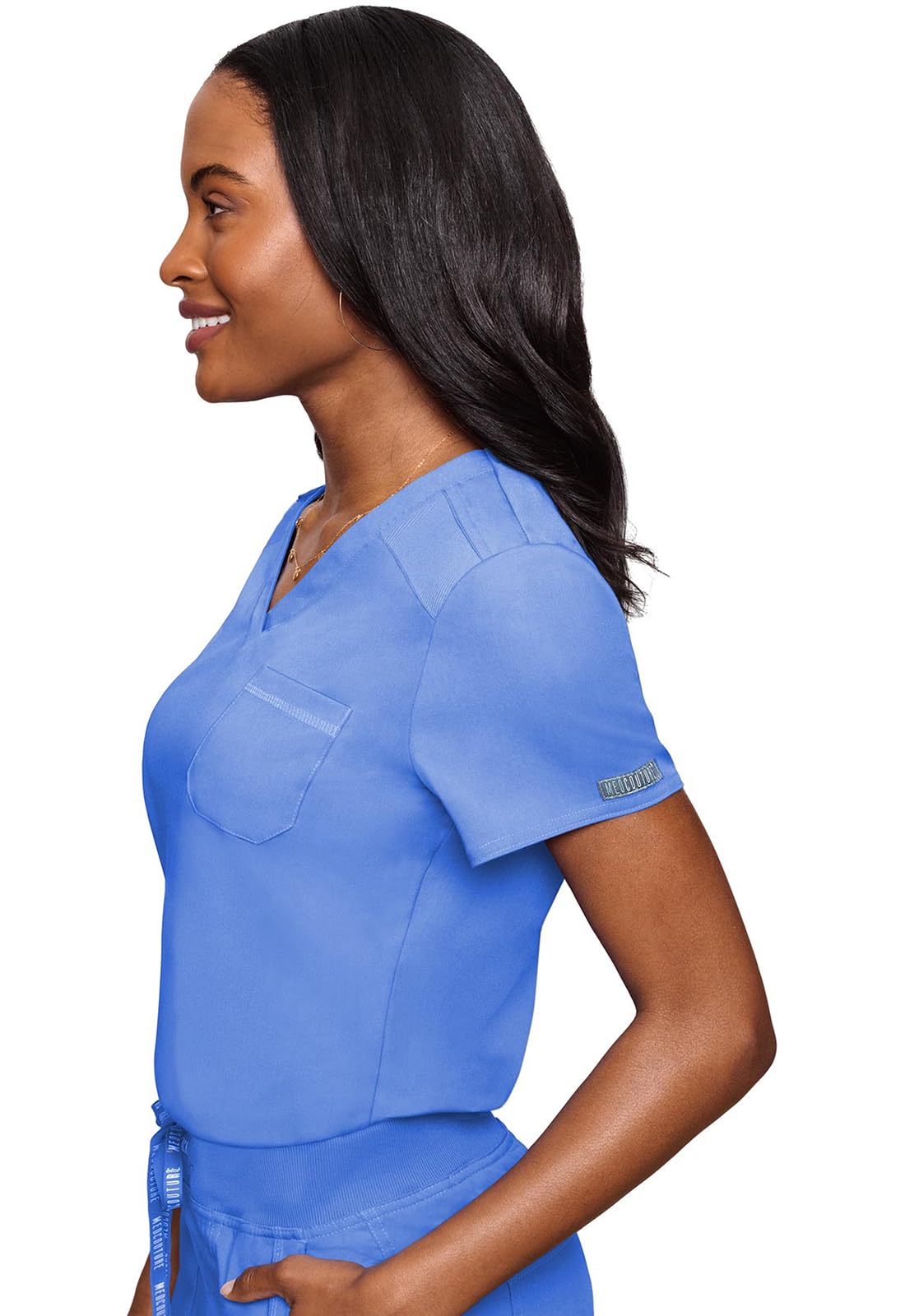 Med Couture Conjunto de uniforme médico para mujer con cuello en V MC7448 y pantalones elásticos en 2 direcciones 7710, Ciel- XL Top/XL Petite Pant