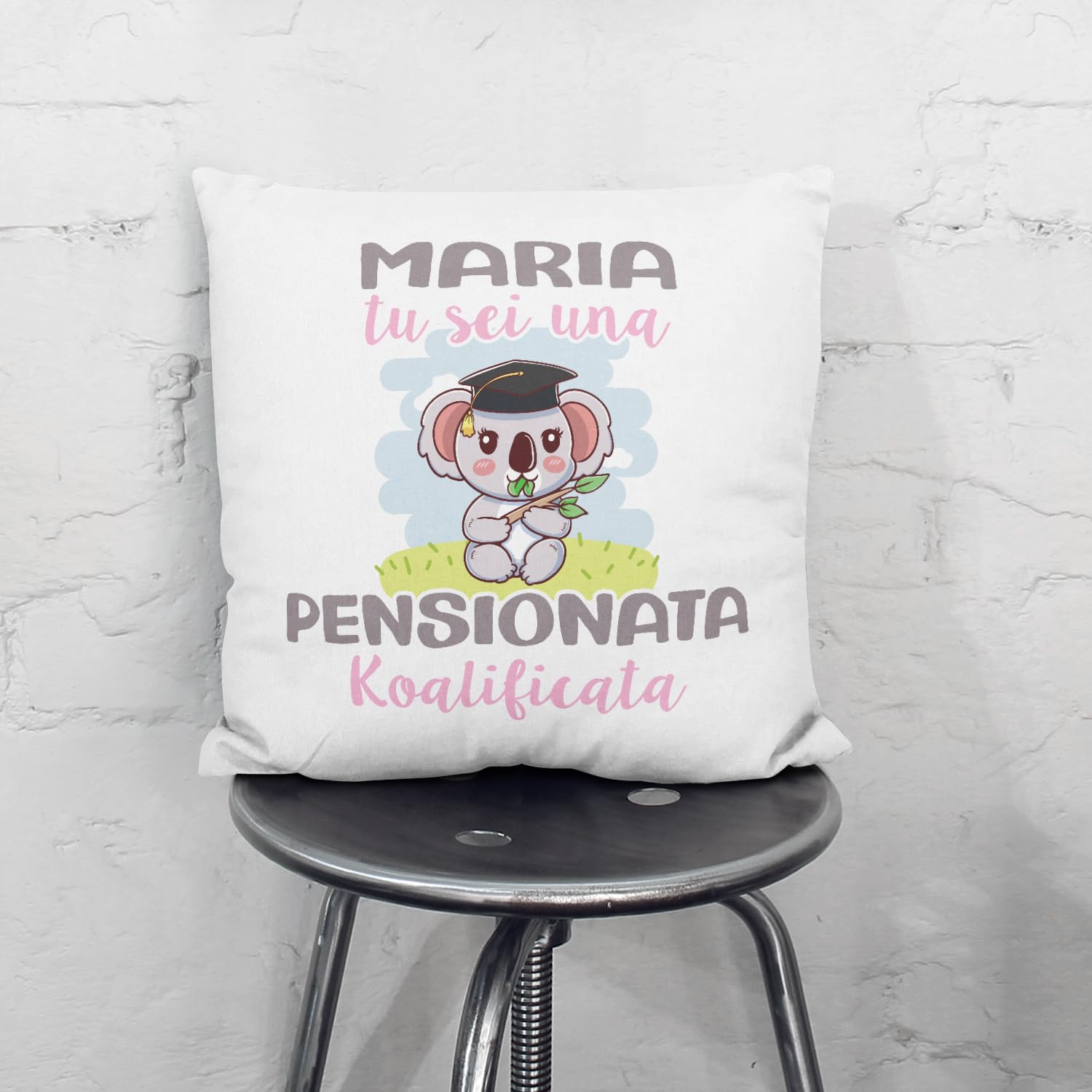 Mugffins Cuscino PERSONALIZZABILE PENSIONATA donna - In italiano - Koalificati Personalizzati - Idee Regali Divertenti Laurea Compleanno - Rivestimento e Imbottitura (40x40 cm). Tatto Cotone
