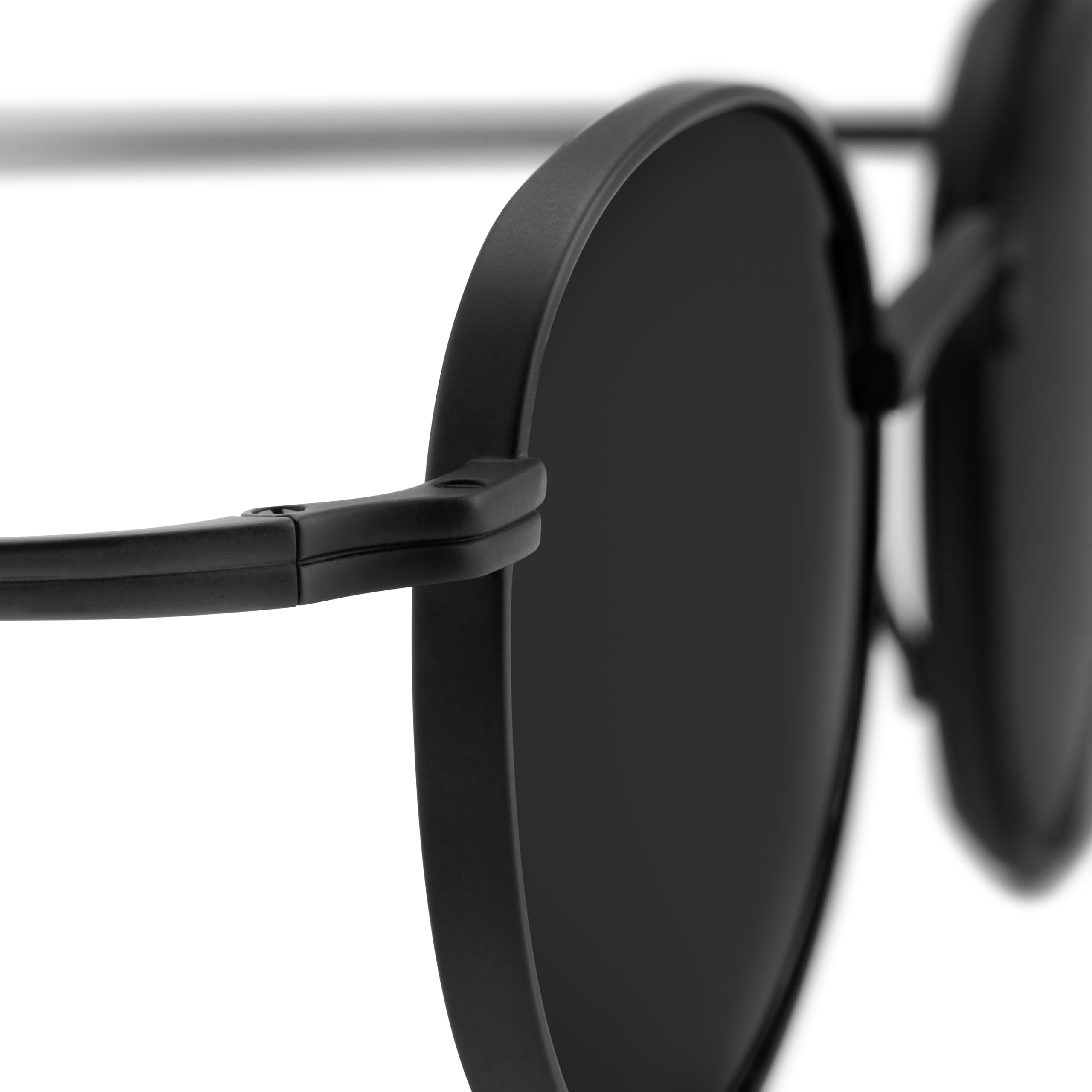 Arkai by Trendhim Polarisierte Runde Sonnenbrille | Schwarzer Titanrahmen | UV400 Schutz | Verspiegelte Gläser | Dänisches Design