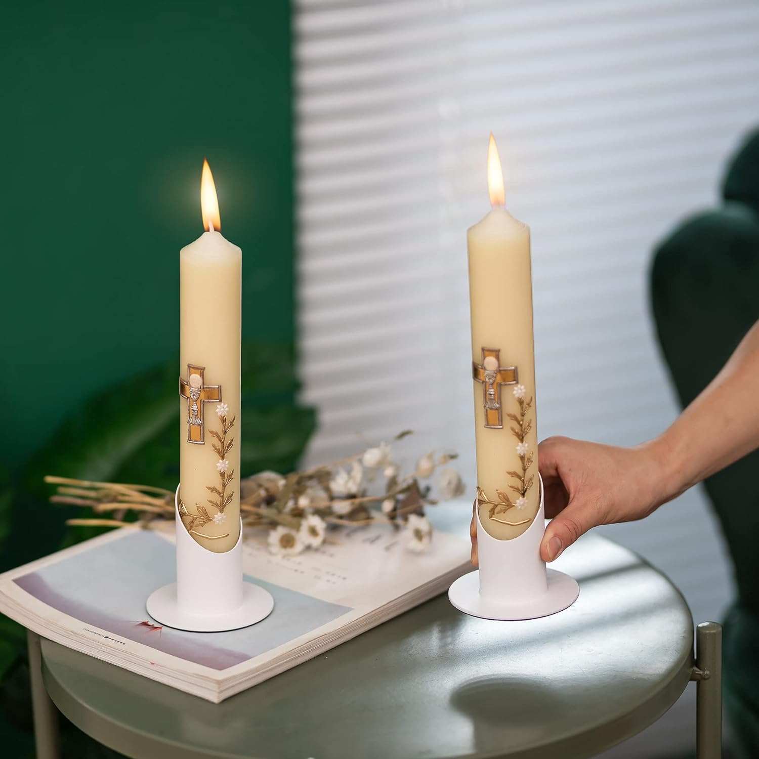 KOMUNJ Kerzenständer Kommunionkerze, 4 cm Weiß Kerzenständer aus Metall,für Taufkerze Taufkerzenhalter Taufkerzenständer Stabkerze Kerzen Weiß