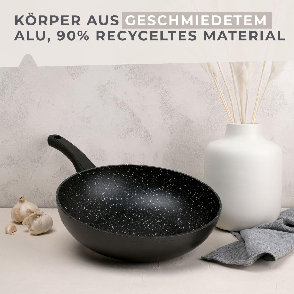 Fackelmann Wokpfanne Marble 28 cm, Antihaft-Wok aus 90% recyceltem Aluminium mit ergonomischem Kunststoff-Griff, großer Wok mit hohem Rand zum Kochen, für Induktion geeignet
