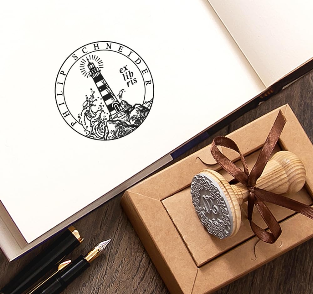 Ex Libris Sello Personalizable para Libros – Faro y Mar en Tormenta – Regalo Artístico en Caja Elegante