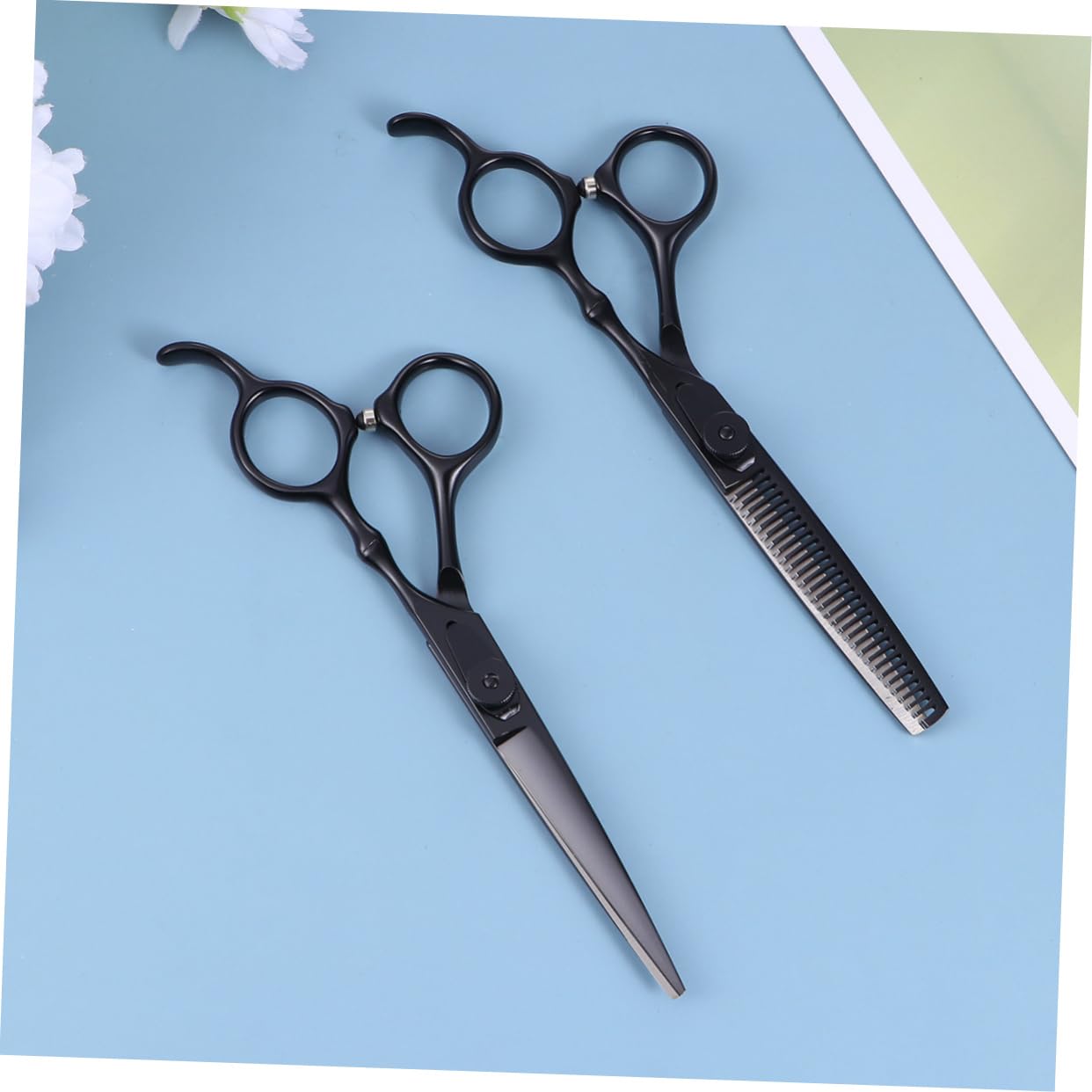Set in Acciaio Inox 2 Pezzi Forbici Parrucchiere Professionali | Nero, Pettine Incluso, Uso Salone e Casa, Taglio Liscio Impugnatura Facile