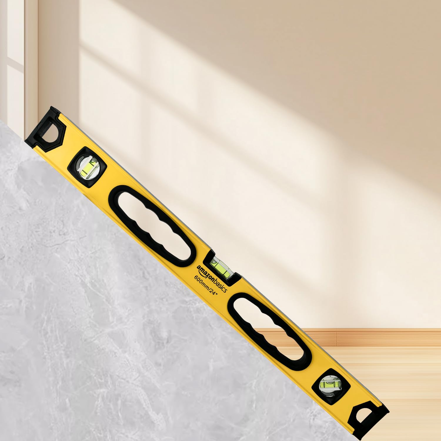 Amazon Basics Nivel de burbuja magnético de aleación de aluminio resistente a los golpes, de 60.9 cm, plomada/nivel/burbujas, 180, 90 y 45 grados, Amarillo,negro