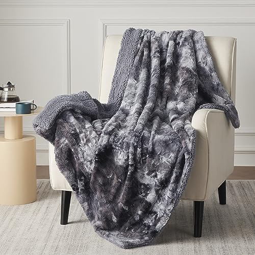 Bedsure Kuscheldecke Flauschig Sofadecke Überwurfdecke - Kunstpelz Fleece Sherpa Wolldecke für Couch, Dicke Wohndecke, Warme Plüsch Kleine 130x150, Dunkelgrau