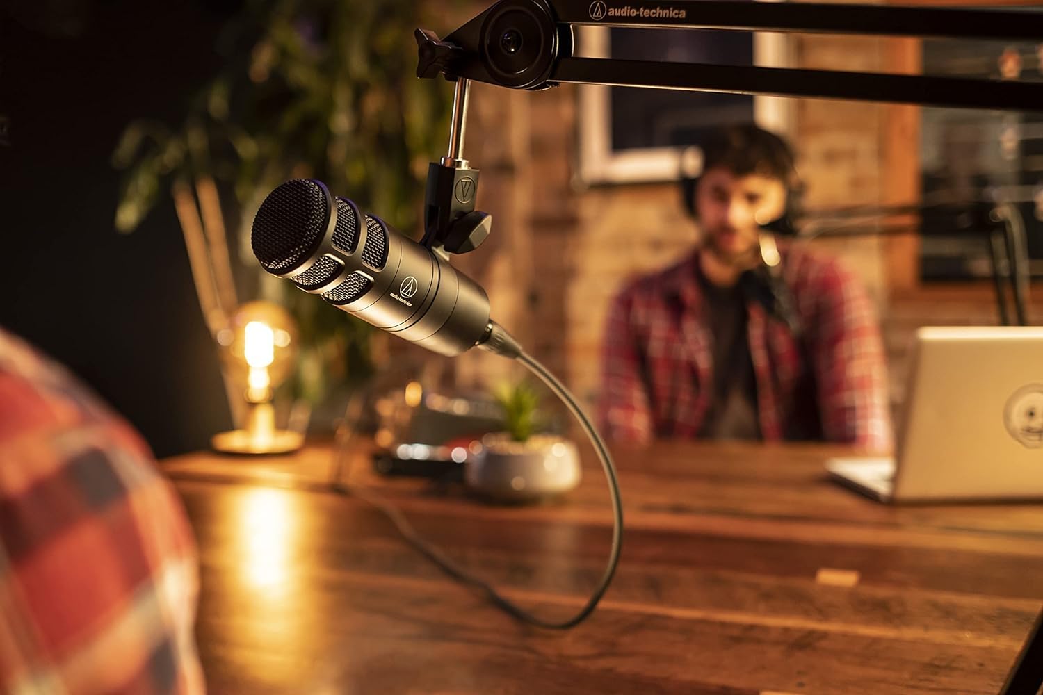 Audio-Technica 2040 Microphone Dynamique Hypercardioïde pour Le Podcast Noir