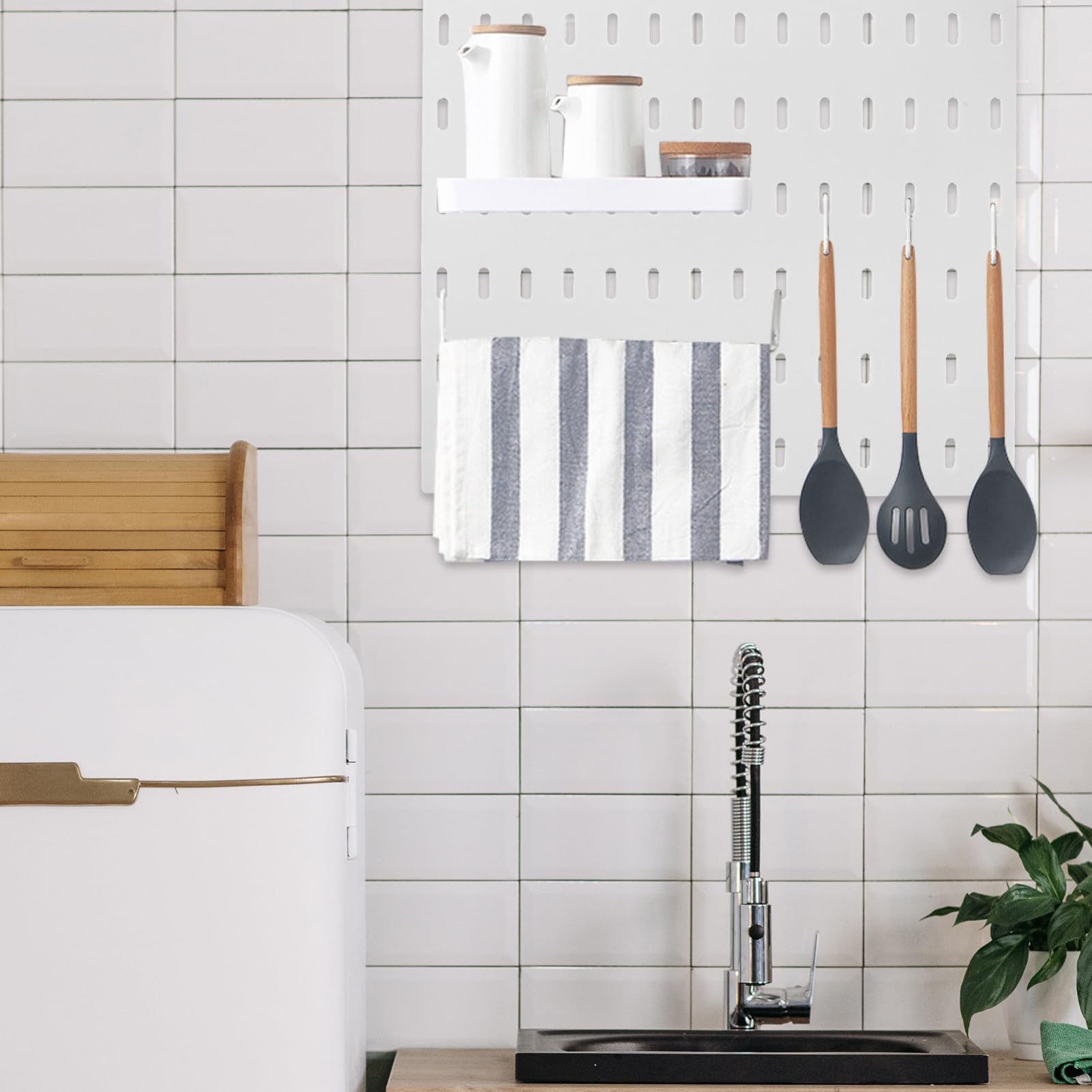 FUNOMOCYA Large Pegboard Wall Panels 28x28cm Plastic Tool Hangers Garage Organization Wall Mount Tool Rack