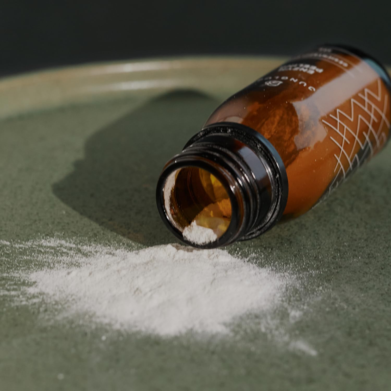 JUNGLÜCK Enzym Peeling Gesicht - Vegan | Natürlich feines Pulver regt die Zellerneuerung an und mildert dank 10% Vitamin C Pigmentflecken & Pickelmale | Mildes mechanisches Gesichtspeeling