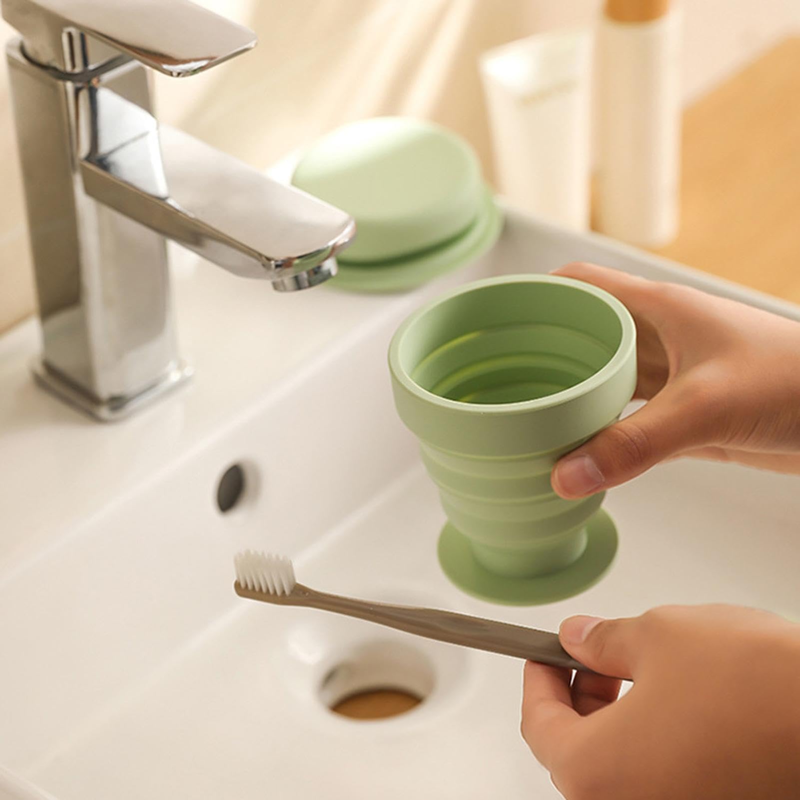 Faltbarer Becher, Einziehbare Wasserflasche mit Deckel, tragbares und platzsparendes Design, ideal for Camping Outdoor-Aktivitäten(Green)
