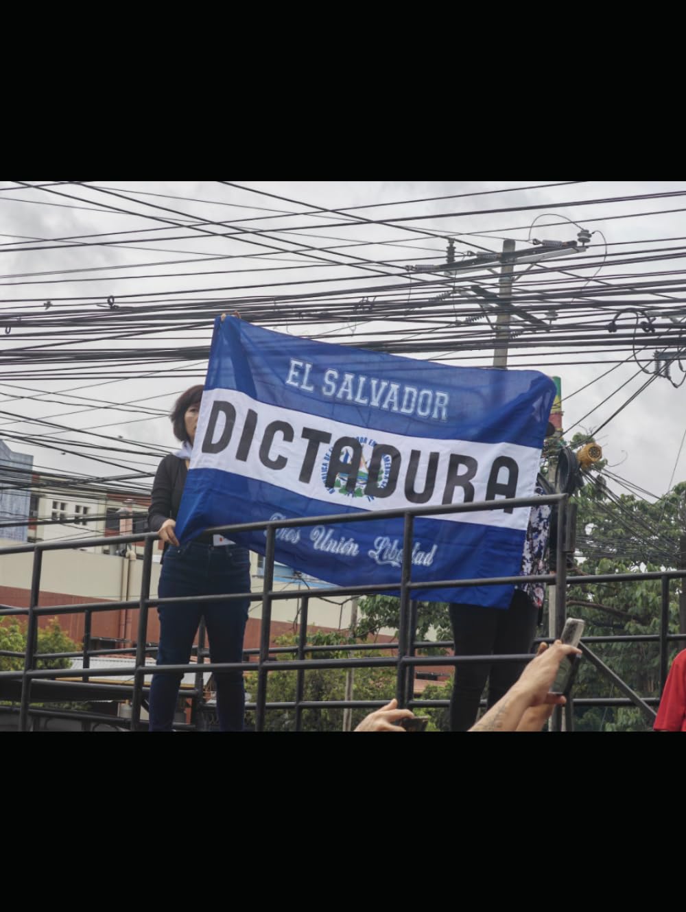 Democracia y periodismo contra la dictadura X: Opinión Diario Co Latino 2024-2025 (Democracia y periodismo contra la desconfianza política)