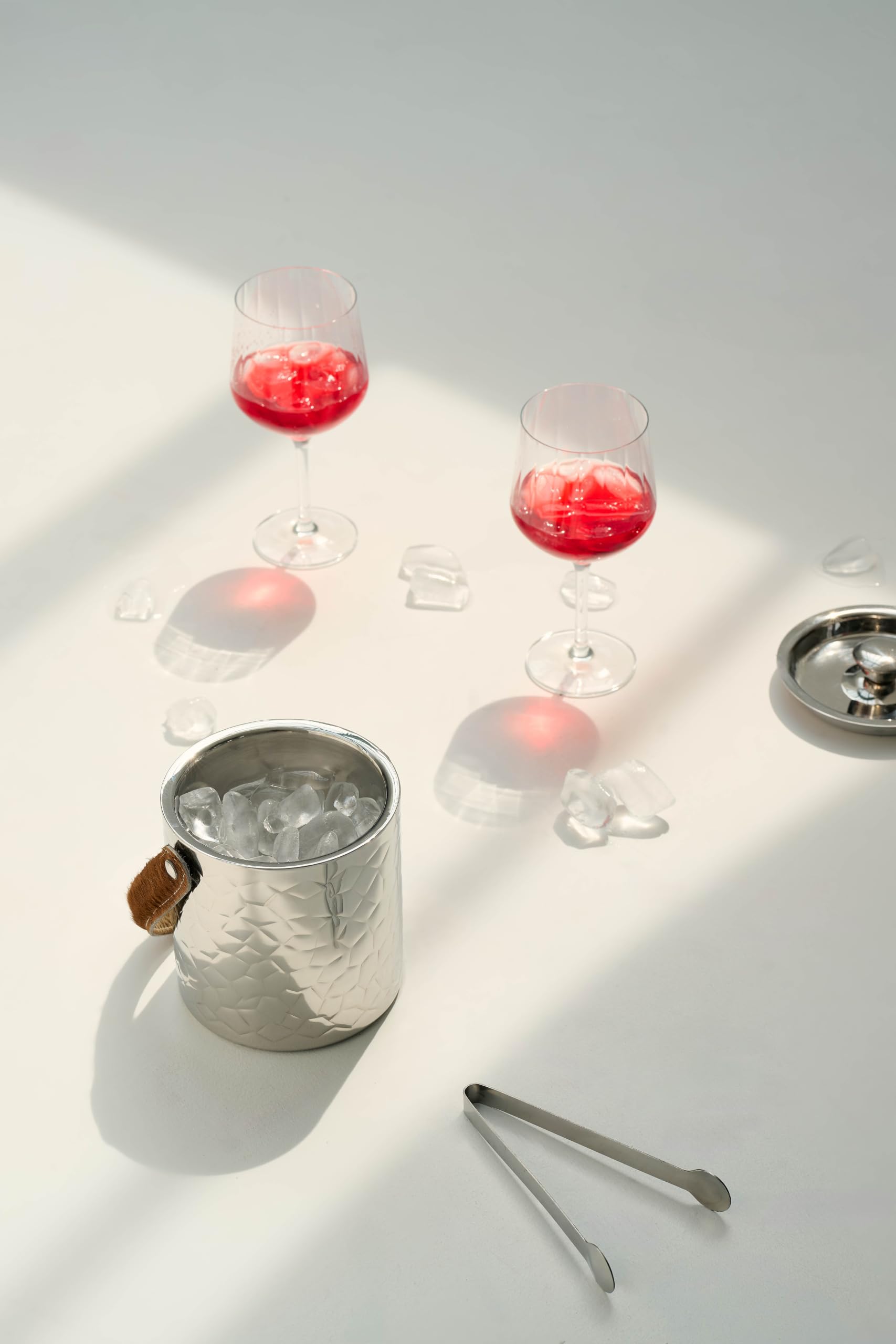EDZARD Cubitera de hielo Capri (H 17 cm, Ø 15 cm), acero inoxidable pulido espejo, de doble pared, martillada, con tapa, con pinza para hielo y filtro – cubitera para cubitos, recipiente para bebidas