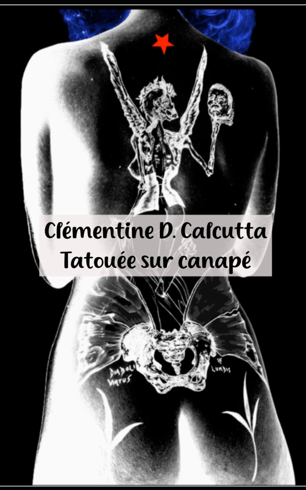 Tatouée sur canapé