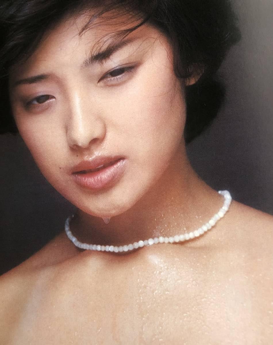 Amazon.co.jp: kj 額装品 山口百恵 濡れ顔 黒ドレス ノーブラ 写真 A4