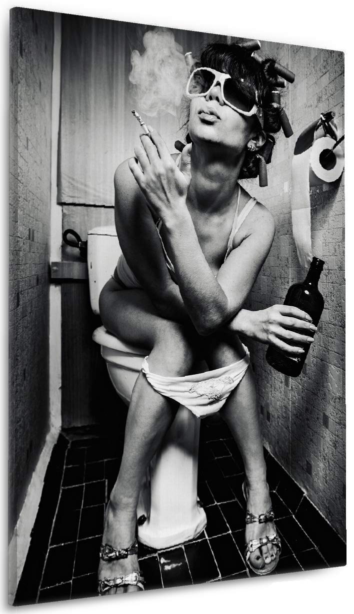 Wallario Leinwandbild Kloparty - Sexy Frau auf Toilette mit Zigarette und Schnaps - Wandbild 60 x 90 cm: Kunstdruck | Brillante lichtechte Farben | hochauflösend | verzugsfrei