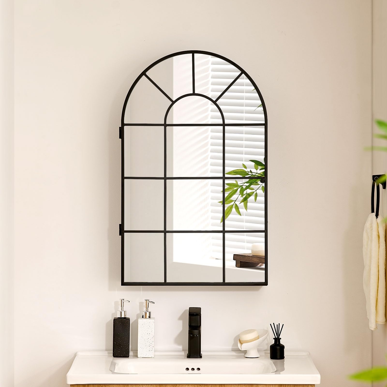 CLIPOP 1 Door Bathroom Mirror Cabinet, 50 x 80cm Arched Bathroom Wall Cabinet with Black Metal Frame, Modern Mirrored Door Wall Mounted Storage Cabinet with 2 tiers Shelves for Bathroom Vanity Hotel