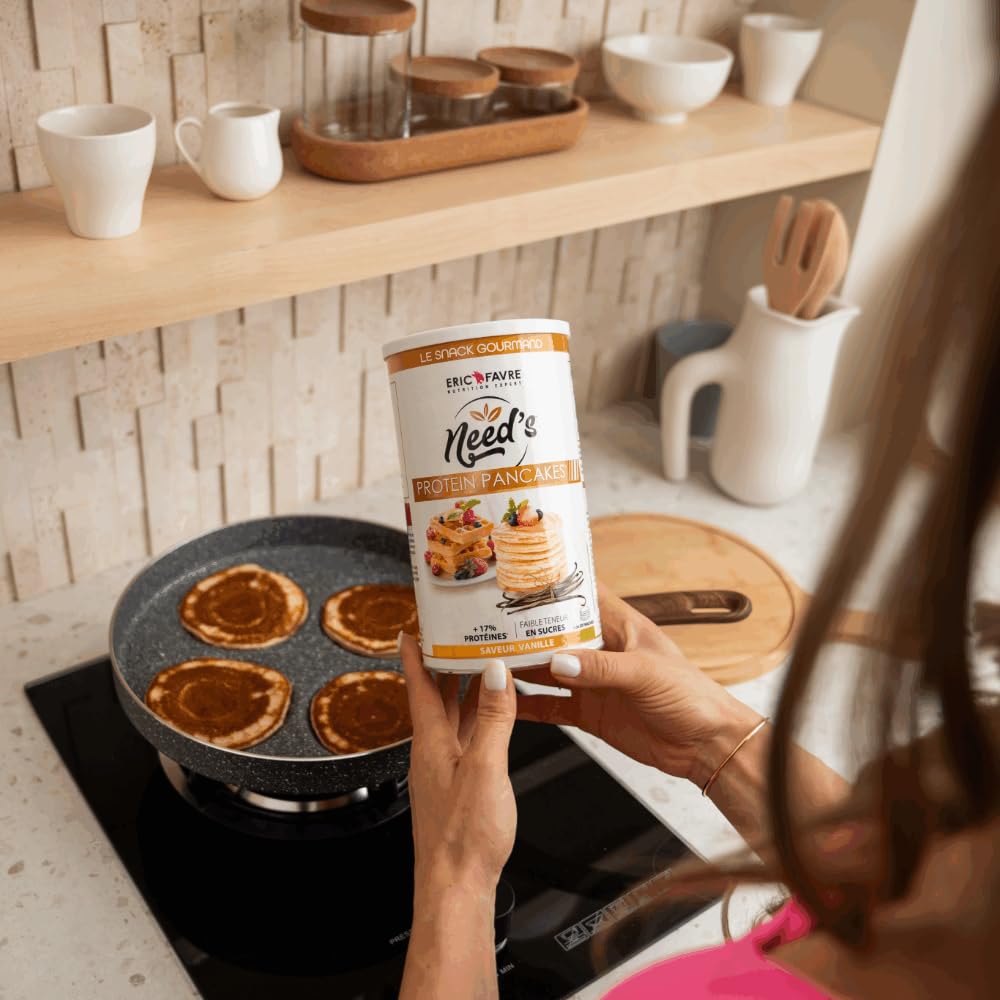 PROTEINE PANCAKE NEED's - Poudre Protéinée pour Pancakes, Crêpes, Gaufres - Pâte Pancake Protéine Riche en Fibres, Glucides, Faible en Sucre - 1kg - Saveur Neutre - Eric Favre