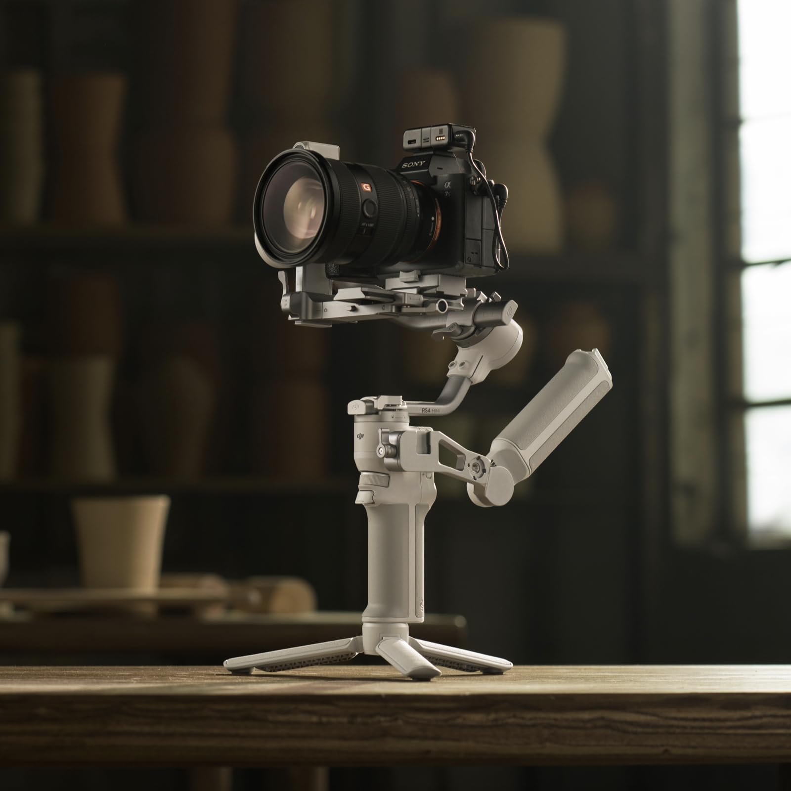 DJI RS 4 Mini Combo, stabilisateur de nacelle pour caméra Canon/Sony/Panasonic/Nikon/Fujifilm, Verrouillage Automatique des Axes, Charge utile de 2 kg, nacelle de caméra, poignée de malette
