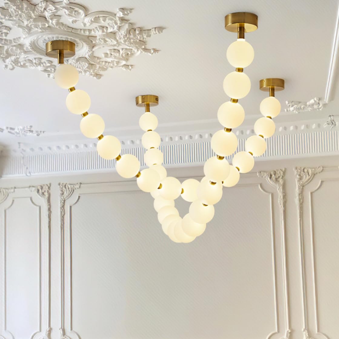 Żyrandol z naszyjnikiem z pereł – akrylowa lampa liniowa w kształcie kuli z oprawą sufitową w stylu mid-century gold do jadalni i przedpokoju