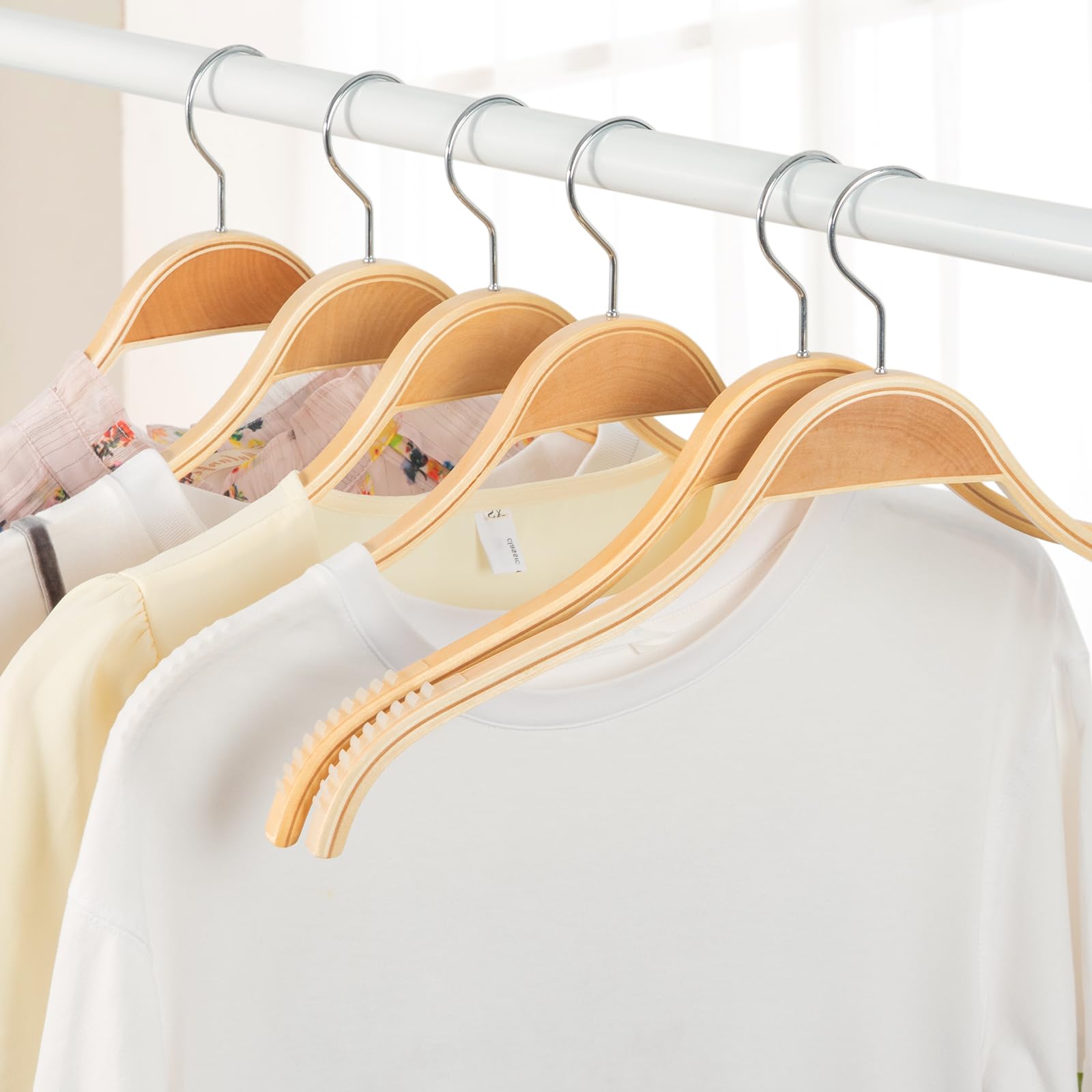 TOPIA HANGER Grucce sottili in legno naturale, confezione da 18 pezzi, con impugnature in gomma extra morbida, alla moda di alta qualità, antiscivolo e grinze, per canottiere, maglioni, giacche,