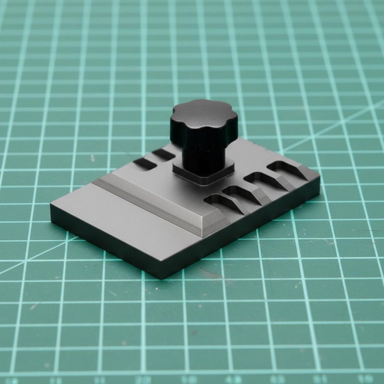 Milageto Bench Vise para Doblado de Metales Herramienta PE para Ensamblaje Placa Ajustable Base Estable Que el Deslizamiento Adecuada para Uso en Modelismo, L