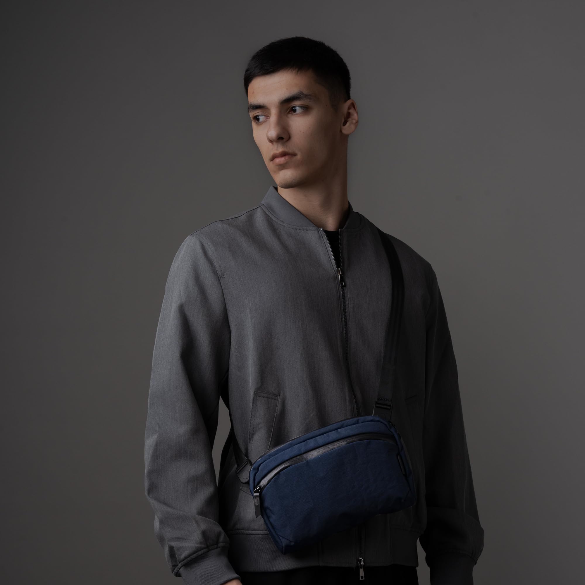ALPAKA Flight Sling 2L Axoflux 210D – torba na ramię crossbody dla mężczyzn, lekka, przenośna, pakowana, z paskiem na ramię z szybkim odpinaniem