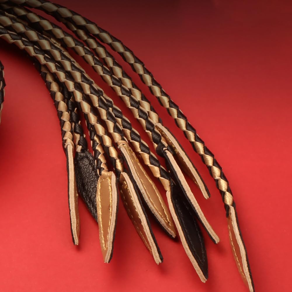 Leder Peitsche in Schwarz und Gold – Geflochtene Quastenpeitsche für Fetisch, BDSM und Bühnenauftritte – Robuster Flogger für Sinnliche Rollenspiele und Shows