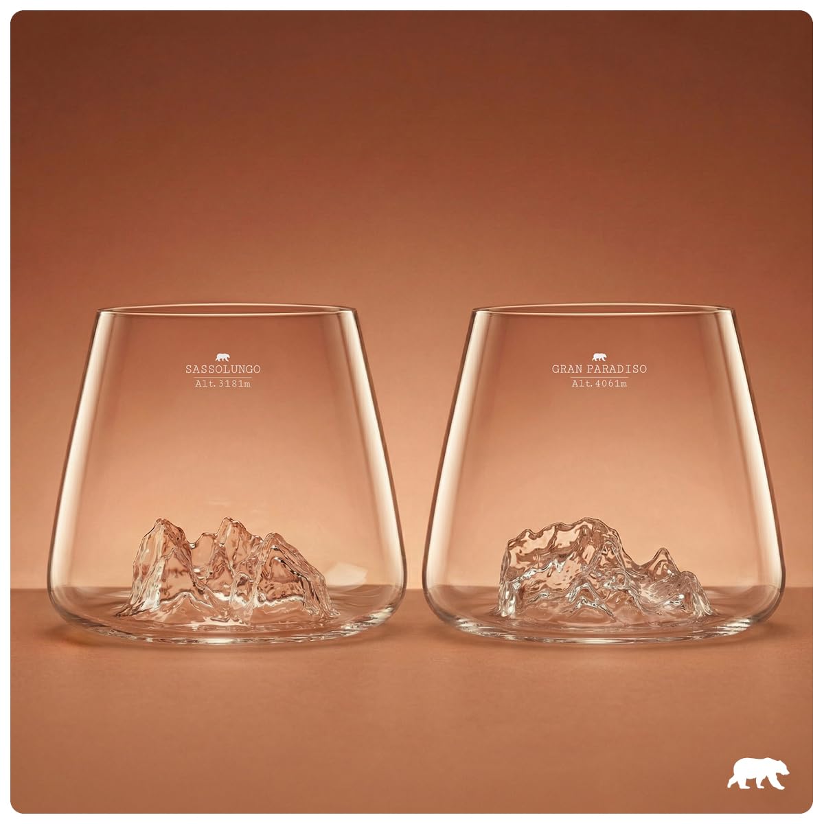 Bicchieri da Whisky 350 ml (confezione da 2) – Borosilicato di alta qualità, soffiati artigianalmente con le montagne in rilievo, forma a tulipano, distillati topografici (Sassolungo & Gran Paradiso)