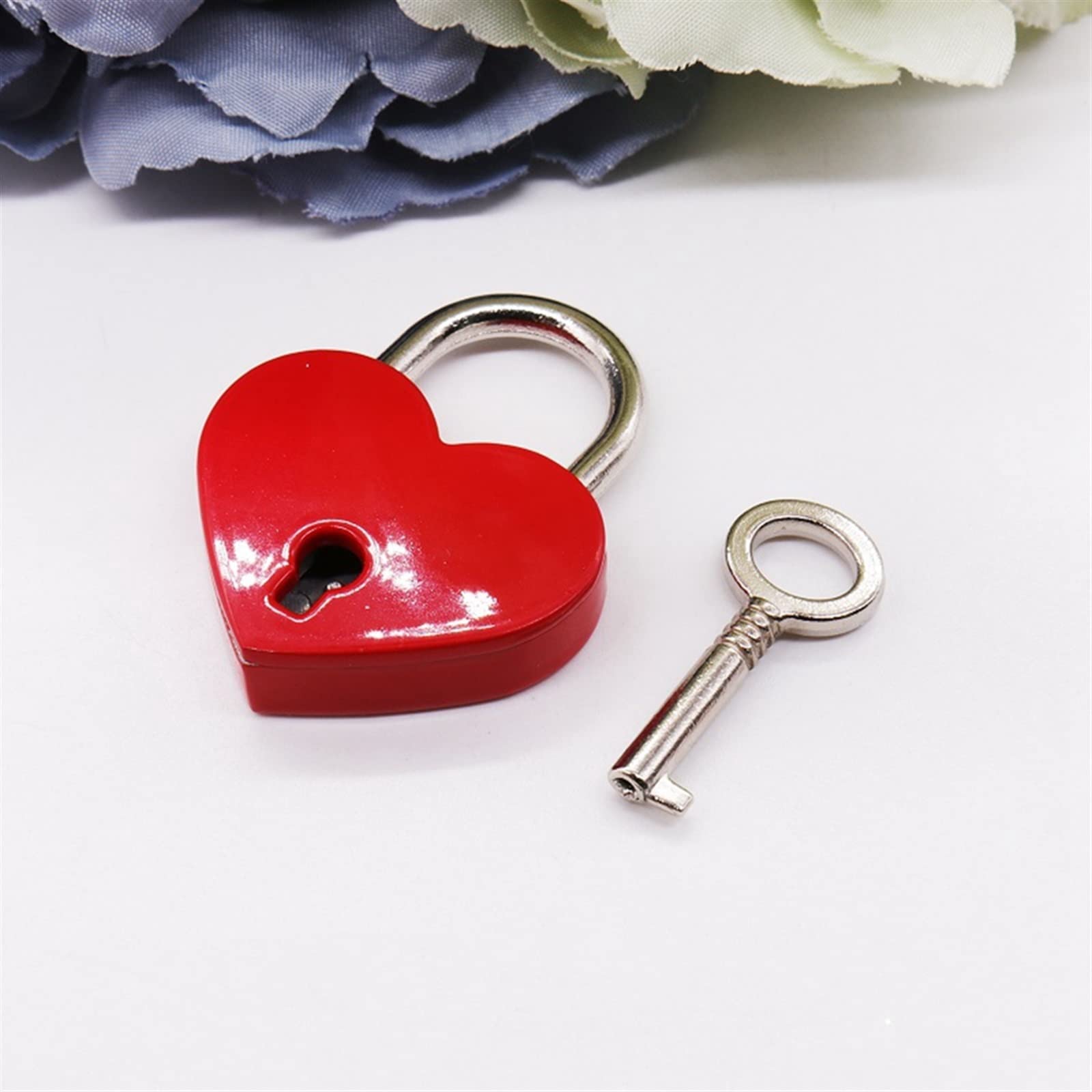 Cadenas en forme de coeur vintage rouge pour sceller un mariage ou décorer un album
