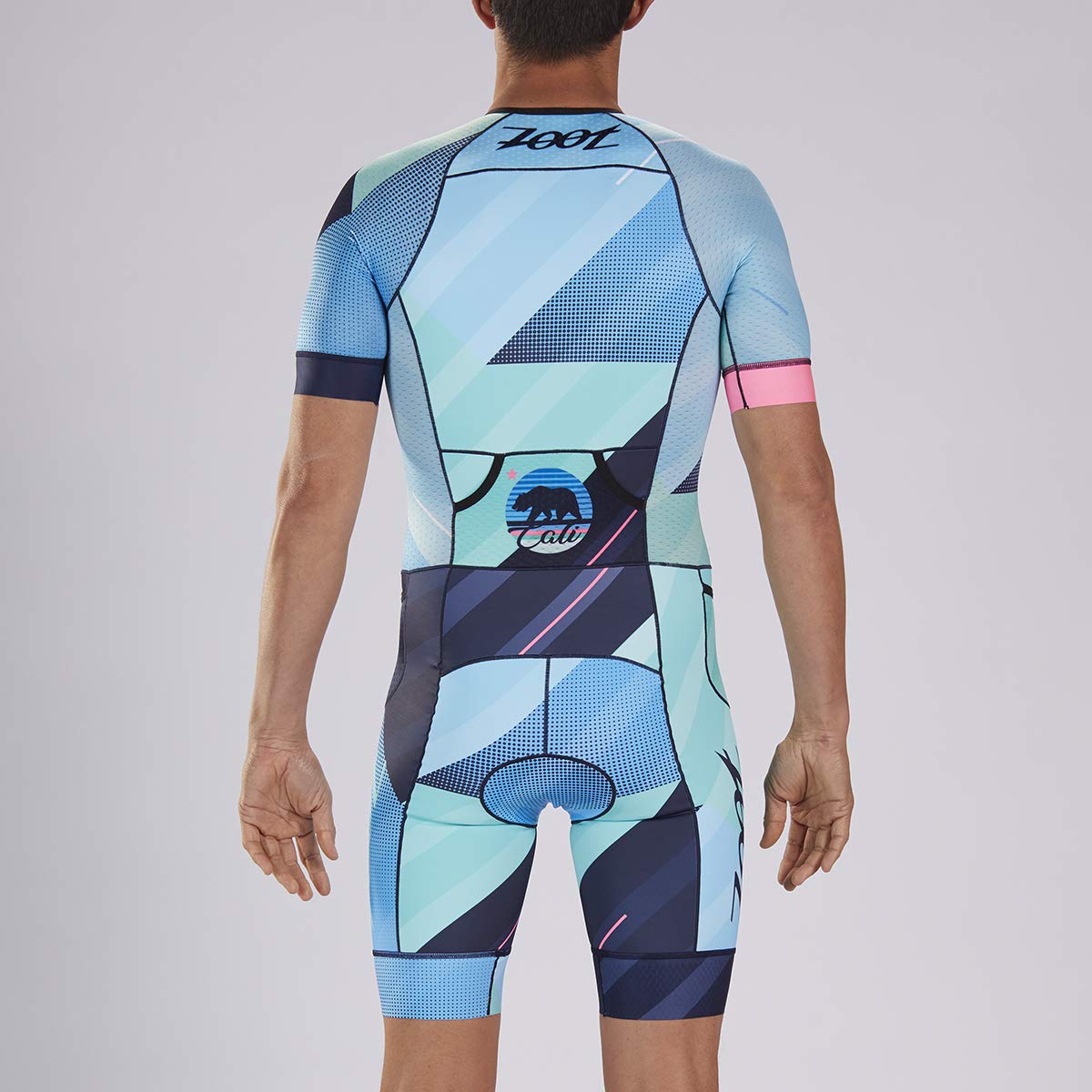 Zoot Herren Aero Triathlon Rennanzug Style Cali mit Ärmel, reflektierenden Elementen, LSF 50+, Zwei Rückentaschen und 15cm Frontzipper